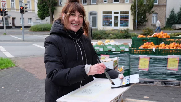 Fängt vor Ort zeichnerisch Atmosphäre und Stimmungen ein: „Urban Sketcherin“ Yvonne Pretzsch. - © Sommertheater Detmold