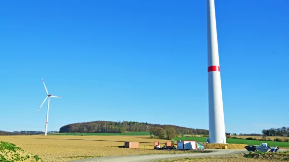Der Turm steht schon. Wann und wie es beim Windrad an der Lütter Straße weitergeht, steht aber derzeit nicht fest. Im Hintergrund ist das fertige Windrad an der Donoper Straße auf Dörentruper Gebiet zu sehen. - © Nicole Ellerbrake