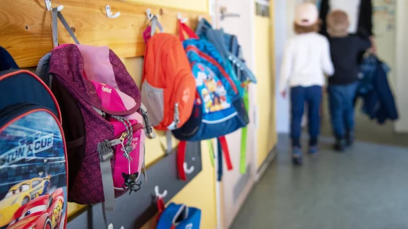 Eltern sind zerm&uuml;rbt von den st&auml;ndigen Betreuungsausf&auml;llen in Kitas. Nun verspricht das Land ihnen mehr Sicherheit &ndash; zu einem zu hohen Preis, findet unsere Autorin. - &copy; dpa