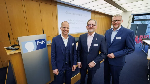 Sebastian Göbel, Christian Harras-Wolff und Götz Dörmann diskutierten über die Zukunft des Wirtschaftsstandorts Deutschland. - © Oliver Krato