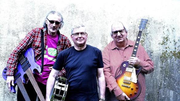 Die Band "Mixed Society": Josef Balcar (Bass, von links nach rechts), Jürgen Mische (Drums) und Thorsten Kosakewitsch (Gitarre). - © Mixed Society