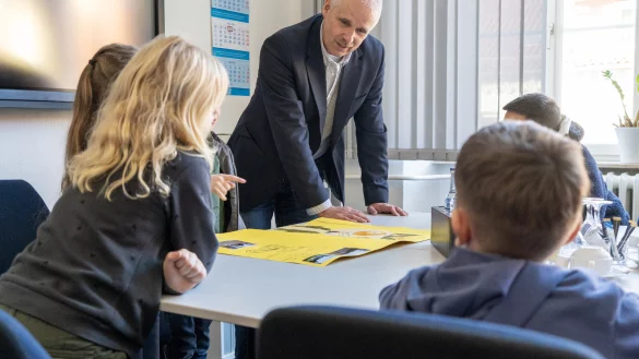 Bürgermeister Heinz-Dieter Krüger beim Gespräch mit Kindern aus Horn-Bad Meinberg. Diese haben ihm seine Wünsche für mehr Spaß in der Stadt auf Plakaten vorgestellt. - © Stadt Horn-Bad Meinberg