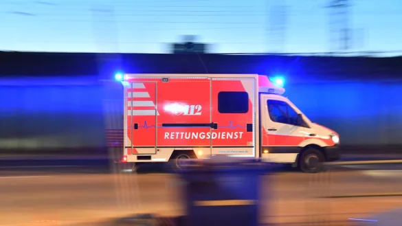 Ein Autofahrer musste am Freitag aus seinem Fahrzeug befreit werden. - &copy; picture alliance/dpa