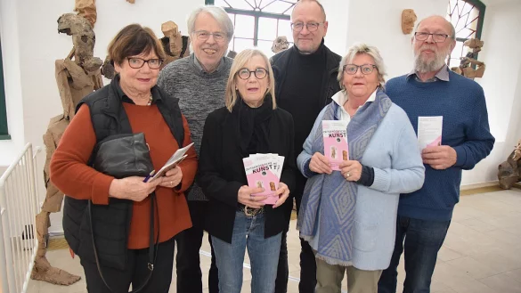 Die Beiratsmitglieder Brigitte Heine und Holger K&ouml;hler, Schatzmeisterin Sabine Husemann-Seidel, der k&uuml;nstlerische Leiter Andreas Beaugrand, die Vorsitzende Isolde M&uuml;ller-Borchert und ihr Stellvertreter Franz Brinkmann (v. l.) mit den druckfrischen Flyern. - &copy; Karin Prignitz