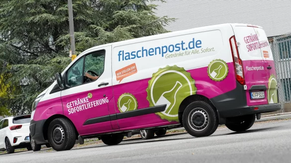 Einer der typischen Flaschenpost-Lieferwagen, wie sie inzwischen auch in OWL unterwegs sind. - &copy; picture alliance / Flashpic