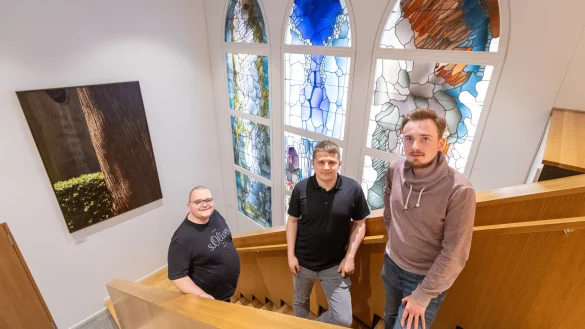 Lukas Fricke (v.l.), Philipp Kilz und Moritz Kr&ouml;ner zeigen die Bibliothek des Paderborner Priesterseminars. - &copy; Niklas T&uuml;ns