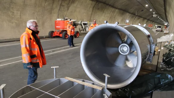 Drei gro&szlig;e Strahlventilatoren sorgen f&uuml;r eine genau abgestimmte Luftzirkulation im Tunnel. Die neuen Exemplare wurden eigens nach den Anforderungen von Stra&szlig;en NRW konstruiert und sind besonders korrosionssicher. Foto: Knut Dinter - &copy; Knut Dinter