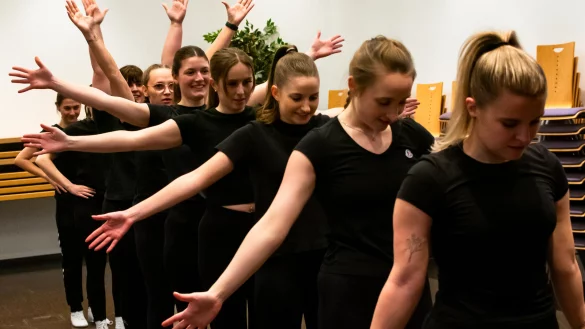 Die Tänzerinnen der Funkengarde des TSV Bentrup-Loßbruch bei den Proben für ihren Auftritt. Beim großen Karneval am Wochenende soll jeder Tanzschritt sitzen. - © Raphael Bartling