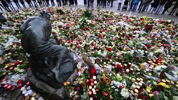 Am Sonntag nach der Horrorfahrt von Magdeburg: Menschen gedenken der Opfer mit Blumen und Kerzen. - &copy; AFP