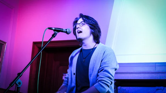 Daniel Albrecht singt „Letting The Cables Sleep“ von Bush. - © Musikschule Bad Salzuflen