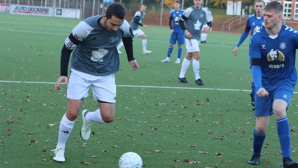 Sebastian Hüttmann von den SF Oesterholz-Kohlstädt zieht ab. - © Sebastian Lucas
