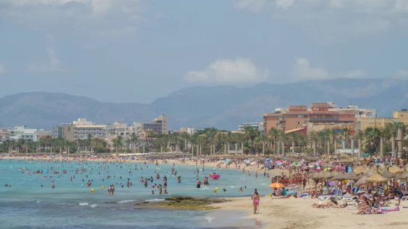 Urlauber entdeckten im Januar am „Ballermann“-Strand Playa de Palma einen leblosen Körper, der im Wasser trieb. Die Ermittler vermuten, dass es sich um einen afrikanischen Flüchtling handelt. - © IMAGO/Chris Emil Janßen