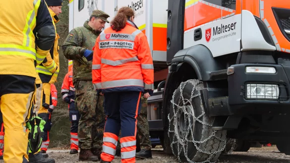 Vor der Fahrt ins Gelände werden um die Reifen Schneeketten angebracht. Bei der Bundeswehr werden diese „Gleitschutzketten“ genannt. Nicht nur bei winterlicher Witterung sind diese von Nutzen, im matschigen Gelände geben sie Extra-Grip. (Bundeswehr/Celine Liebner) - © Bundeswehr/Celine Liebner