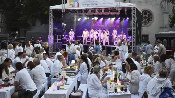 Das "Dinner in White" war eins der Veranstaltungshighlights des vergangenen Jahres in Lage und soll es auch 2025 wieder werden. - © Stadt Lage