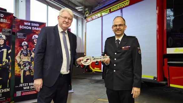 Bürgermeister Thomas Katzer (links) und Andreas Jakoby, Leiter Freiwillige Feuerwehr Augustdorf, bei der Übergabe. - © Max Grote