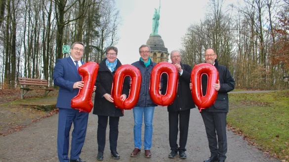 Dr. Axel Lehmann (Vorsitzender des Stiftungsrates) und Dr. A. Heinrike Heil (Geschäftsführerin Stiftung Standortsicherung) übergeben symbolisch die 1000. Projektförderung an Direktor Dr. Michael Zelle, Dr. Stephan Berke (beide Lippisches Landesmuseum) und Jörg Düning-Gast (Vorsteher Landesverbandes Lippe, von links). - © Christina-Carolin Rempe/ Stiftung Standortsicherung