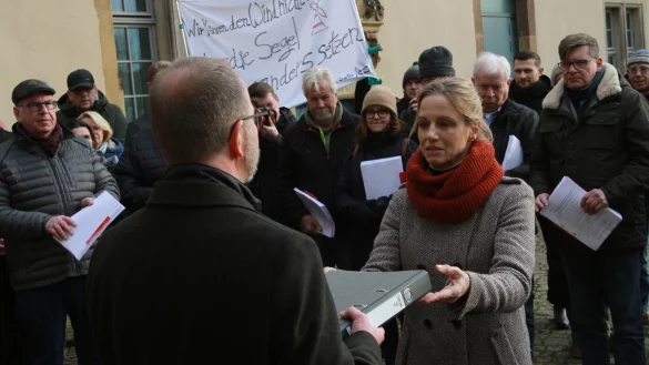 Dr. Stella Junger-Schwenner (Gr&uuml;ne), stellvertretende B&uuml;rgermeisterin von Horn-Bad Meinberg, &uuml;bergibt Landesverbandsvorsteher J&ouml;rg D&uuml;ning-Gast eine Petition zum sofortigen Stopp der Planungen von Windenergieanlagegen im Teutoburger Wald. - &copy; Martin Hostert