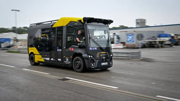 Autonome Busse wie diese sollen schon bald in Herford ihren Dienst aufnehmen. - © dpa