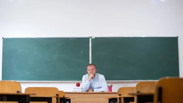 Ratlos und frustriert: Fast die H&auml;lfte der befragten Schulleiter w&uuml;rde ihren Job nicht weiterempfehlen, zeigt eine aktuelle Umfrage. - &copy; IMAGO/Panthermedia