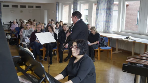 Das Archivfoto zeigt Musiklehrerin Mehri Isakova am Klavier und den Extertaler Musikschulleiter Timur Isakov an der Klarinette bei einem Lehrerkonzert im Friedrich-Winter-Haus. - &copy; Werner Hoppe/Archivfoto
