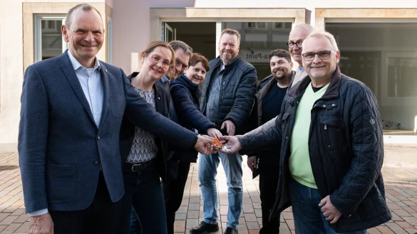 Das Präsidium der Technischen Hochschule OWL (links) nimmt die Schlüssel für das "Anno 1578" in der Lemgoer Mittelstraße entgegen. - © TH OWL