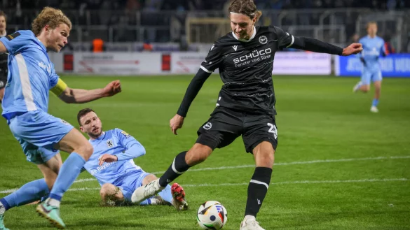 Arminia-St&uuml;rmer Roberts Uldrikis erh&ouml;ht gegen 1860 M&uuml;nchen auf 2:0. F&uuml;r den Letten war es der erste Treffer im DSC-Trikot. - &copy; IMAGO/Oryk HAIST