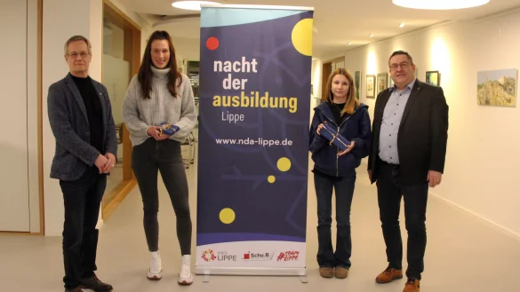 Landrat Dr. Axel Lehmann (rechts) und Thomas Dreikandt von der Kreiswirtschaftsförderung (links) freuen sich mit den Gewinnerinnen Janine Gude (2.von links) und Franziska Karwot. - © Kreis Lippe