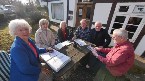 Aktive der Künstlervereinigung "Das Fachwerk" blättern durch Unterlagen vergangener Ausstellungen - (von links) Irena Kyeck, Ulrike Schönfelder-Hellwig, Antje Memisevic, Georg Kälble, Redzep Memisevic und Carsten Timm. - © Jost Wolf
