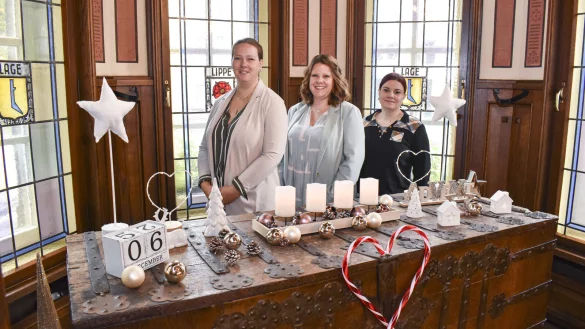 Die drei Standesbeamtinnen Ramona Rahn (von links), Rika Kläsener und Nicole Sievers hatten im historischen Rathaus für Brautpaare ein besonderes Ambiente vorbereitet. Doch jetzt sind alternative Standorte gefragt, denn das historische Rathaus wird umgebaut. - © Stadt Lage