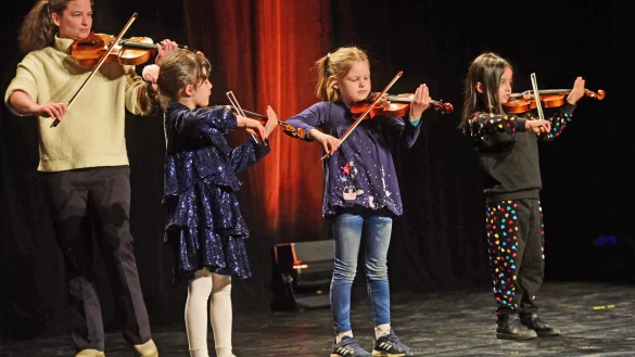 Musiklehrerin Caroline Jutzi-Fischer mit ihrer Geigengruppe - &copy; Nicole Ellerbrake