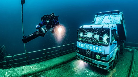 Der Kreidesee Hemmoor bei Cuxhaven ist 60 Meter tief. Hier wurde einst Kreide f&uuml;r die Zementherstellung abgebaut. Nach Abschalten der Pumpen f&uuml;lllte sich die Grube mit glasklaren Quellwasser - auch ein Lkw ist hier f&uuml;r Taucher zu entdecken. - &copy; Frank Aron