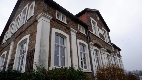 Das Dorfgemeinschaftshaus Almena soll zum Multifunktionshaus werden. Direkt daneben liegt das Feuerwehrgerätehaus. - © Archivfoto: Lorraine Brinkmann