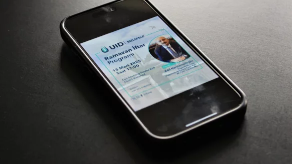 Mit diesem Flyer warb die Bielefelder UID f&uuml;r eine Ramada-Veranstaltung mit dem t&uuml;rkischen AKP-Politiker Adil Karaismailoglu. Der Verein gilt als Lobbyorganisation f&uuml;r die Partei. - &copy; Lukas Brekenkamp