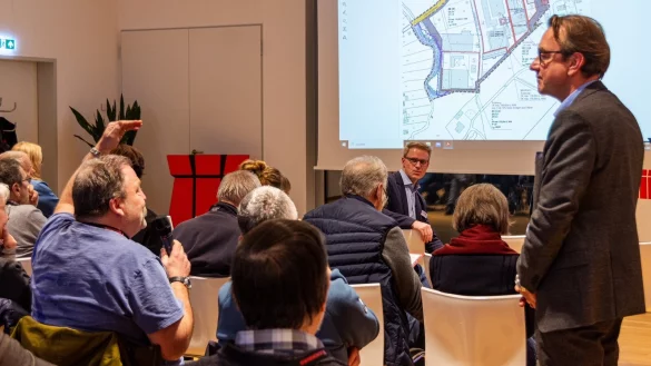Die geschäftsführenden Gesellschafter Alexander Weber (rechts) und Ralph Schomburg (hinten) stellen sich bei der Bürgerversammlung den Fragen der Anwohner. - © Raphael Bartling