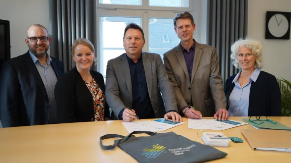 Detmolds Mitgliedschaft im Zukunftsnetz Mobilität NRW wurde verlängert: (von links) Martin Kölczer (Fachbereichsleiter Stadtentwicklung bei der Stadt Detmold), Linda Waldeyer (Zukunftsnetz Mobilität NRW), Detmolds Bürgermeister Frank Hilker, Marcus Heidebrecht (Zukunftsnetz Mobilität NRW) und Petra Rehling (Teamleiterin Verkehrsplanung und Mobilitätsmanagement bei der Stadt Detmold). - © Stadt Detmold
