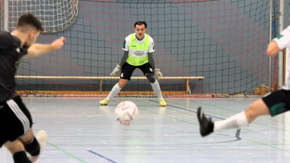 Torwart Nummer drei beim TSV Oerlinghausen: Laurant Dragusha ist wenig später beim Schuss von Marvin Günther (Barntrup) machtlos. - © Oliver König