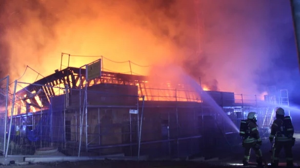 Mit mehreren Löschangriffen hat die Freiwillige Feuerwehr Bad Salzuflen den Brand eines KiTa-Neubaus im Elkenbreder Weg bekämpft. Rund 45 Einsatzkräfte waren in der Nacht zum Donnerstag vor Ort. - © Daniel Hobein / Feuerwehr Bad Salzuflen