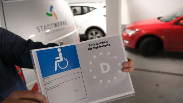 Die Stadtwerke reservieren in ihren Parkhäusern mehrere Behinderteparkplätze. Anders als an öffentlichen Straßen sind die aber gebührenpflichtig. - © Ulf Hanke