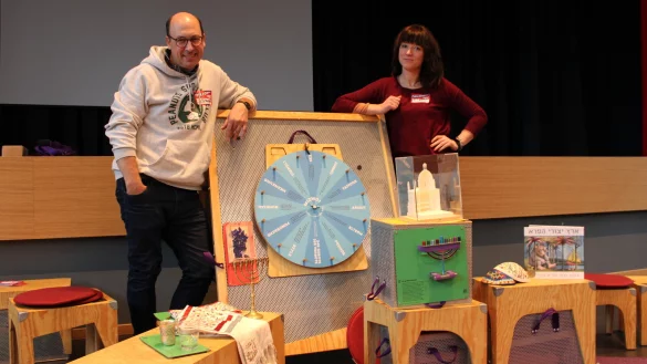 Johannes Schwarz und seine Kollegin, die namentlich nicht genannt werden möchte, haben mit den Schülerinnen und Schülern verschiedene Workshops durchgeführt. - © Lorraine Brinkmann