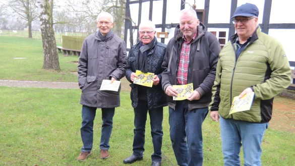 Heimatvereins-Schriftführer Detlef Tamm (von links), Vorsitzender Helmut Depping, Karl-Heinz Haupt und Ralf Brockmeier (beide vom Festausschuss des Heimatvereins) stellen den Veranstaltungskalender für dieses Jahr vor. - © Till Neuhaus