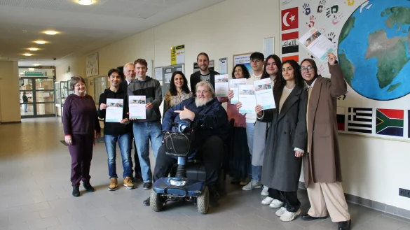 Setzen sich für die Demokratiebildung ein: (von links) stellvertretende Schulleiterin Ines Fleck, Demokratiebotschafter Reza Ali Mirzai, Schulpate Hans Topp van Rijbroek, Demokratiebotschafter Lukas Höhrmann, Koordinatorin Sabrina Braitmaier, Rhetorik-Coach Lothar Schröer (vorne), Lehrer Patrick Kamps sowie die Demokratiebotschafter Alma Roka Berg, Tim Usinger, Esma Kizilirmak, Falaknas Alshamo und Meryem Soyatik. - © Bildrechte: Lüttfeld-Berufskolleg