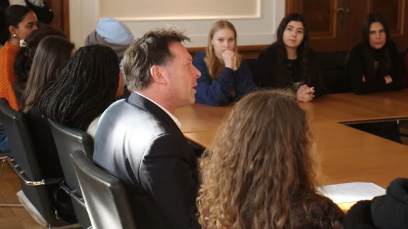 Bürgermeister Frank Hilker diskutiert mit Schülerinnen und Schülern aus Hasselt und Detmold. - © Stadt Detmold