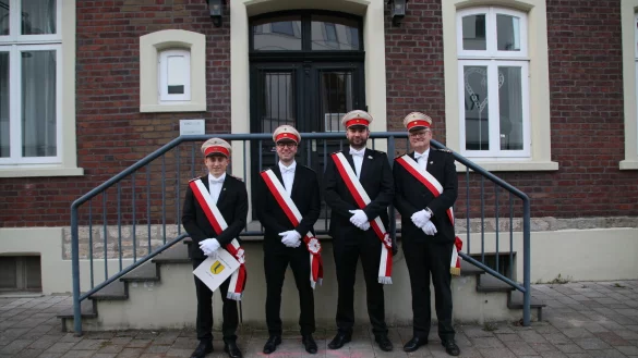Neue Offiziere: Sören Stiens, Fritz-Henry Hilker, Niklas Brinkmann, Oberst Michael Krügermeyer-Kalthoff (von links). - © Schützengilde der Stadt Lage