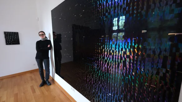 Julia Schewalie im Eichenm&uuml;llerhaus vor einer ihrer Arbeiten: Auf das Licht und den Blickwinkel kommt es an. - &copy; Sven Koch