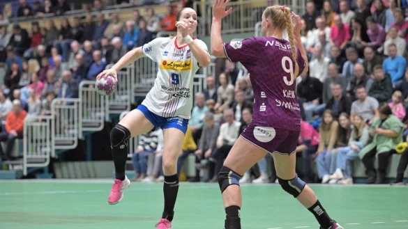 Nieke K&uuml;hne von der HSG zieht gegen Naina Klein (Metzingen) ab. - &copy; Eibner-Pressefoto /