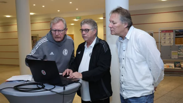 Gottfried Dennebier (von links), Werner Fritzensmeier und Bernhardt Brandt bei der Auslosung. Ein Team fehlt nun. - &copy; Paul Cohen