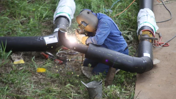 Waldemar Hermann von der Firma PRT Rohrtechnik aus Spenge schwei&szlig;t eine Fernw&auml;rmeleitung in Bad Oeynhausen. Investitionen ins Fernw&auml;rmenetz sind teuer und sollen &uuml;ber den Deutschlandfonds mit abgesichert werden. - &copy; Ulf Hanke