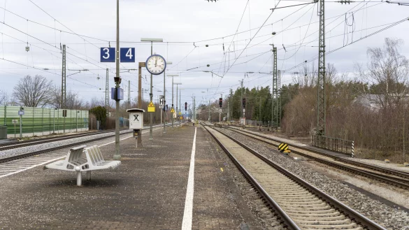 Derzeit gilt für viele Zugverbindungen in OWL ein ausgedünnter Fahrplan. Unter anderem gibt es Ausfälle auf der Strecke der RB67 zwischen Bielefeld und Münster. - © picture alliance / CHROMORANGE