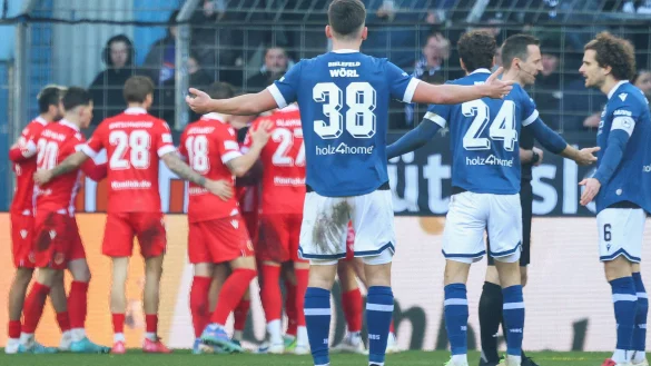 Während die Profis von Energie Cottbus den Treffer zum 2:0 feiern, hadern die Arminen. - © Oliver Krato