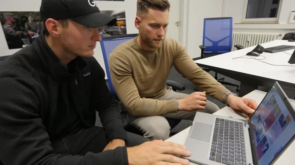 Die Jungunternehmer Felix Meyer (links) und Paul Neudorf rufen zu Spenden zur Weihnachtszeit auf. Sie selbst helfen mit ihren Spenden am liebsten Kindern. - &copy; Jost Wolf